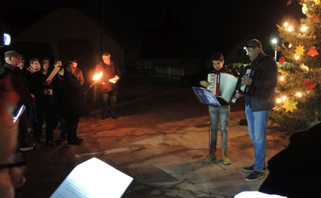 2019 12 17 christbaumsingen dorfmitte und adventsfeier  10
