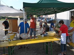 Hitzkuchenverkauf Aktion für Pfr. Michael Cobb